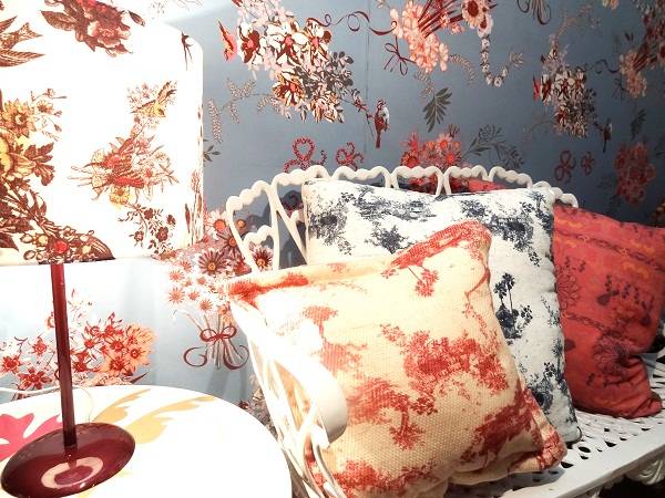 Almofada branca com flores azuis: R$ 140,00 (grande). Almofada bege com vermelho R$ 68,00 (pequena). Abajur: R$ 199,00. Papel de parede sob projeto: 1 rolo de 3m por 1,20: R$ 540.00. Rua Lopes Quintas, 147, Jardim Bot&acirc;nico, tel. 3205-1035.<br>