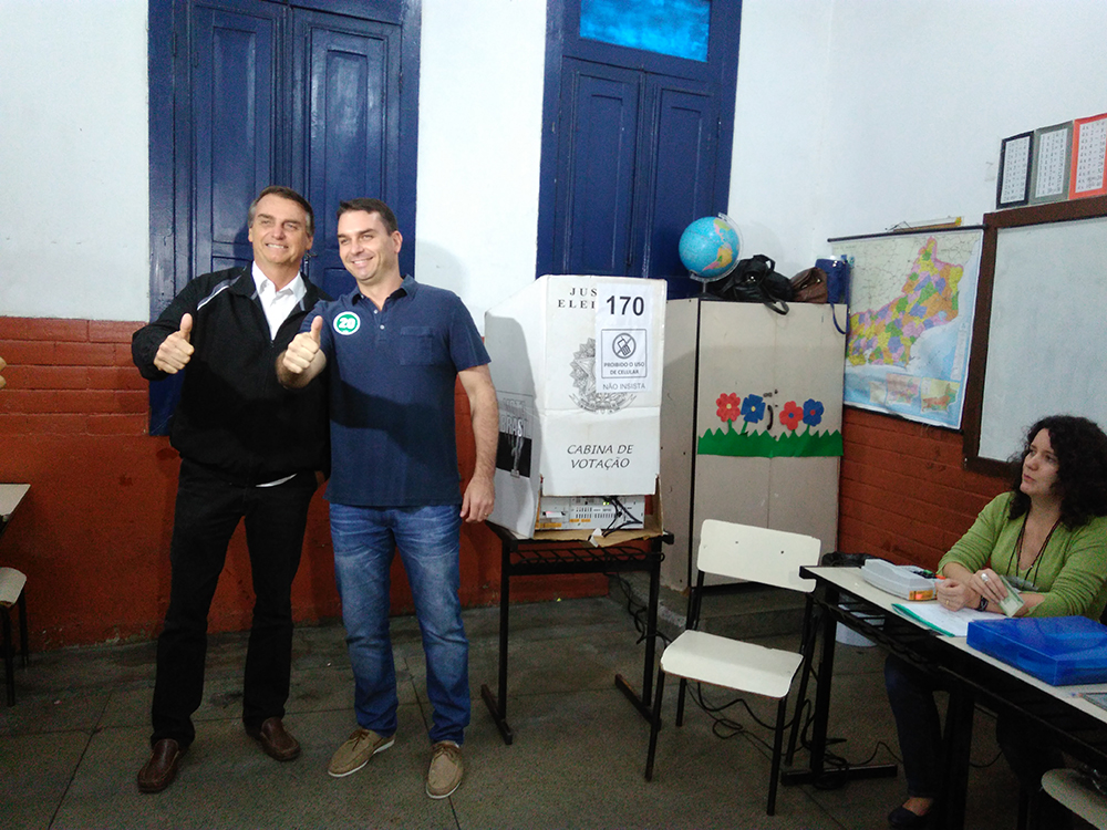 Flávio Bolsonaro vota em Vila Isabel ao som de gritos de “fascista”