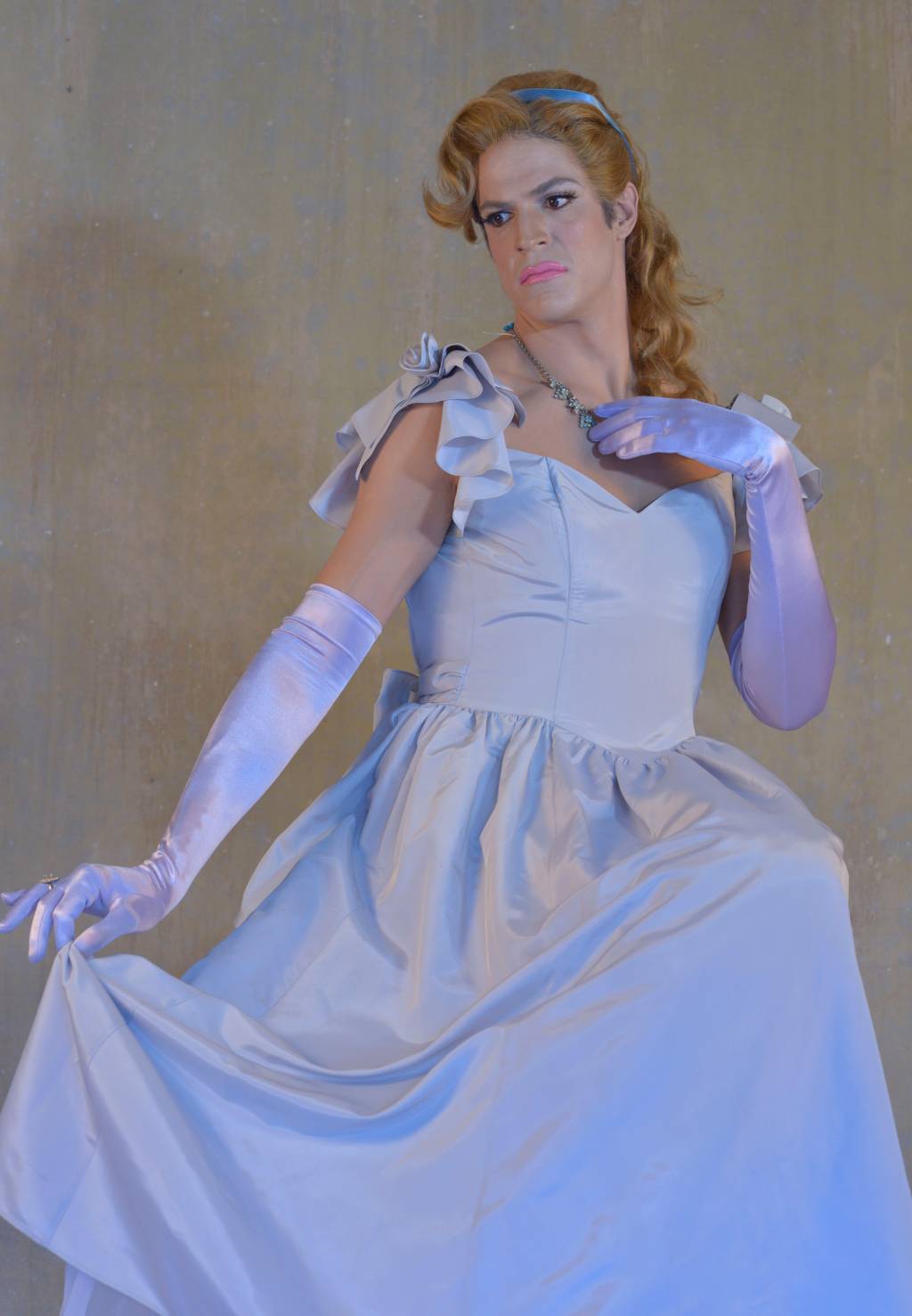 Projeto traz atores vestidos como personagens do sexo oposto