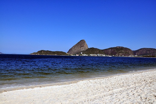 Prefeitura apreende 496 produtos armazenados na areia no Flamengo