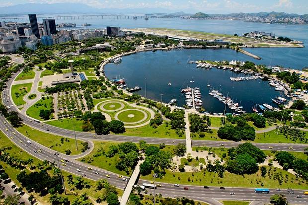 Com 7 quil&ocirc;metros de extens&atilde;o, o parque inclui os jardins do Museu de Arte Moderna, do Monumento Nacional aos Mortos da Segunda Guerra Mundial, al&eacute;m da pra&ccedil;a Salgado Filho, em frente ao aeroporto Santos Dumont.<br>