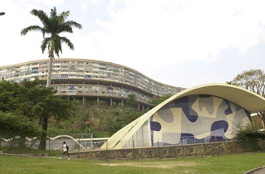 Marco da arquitetura moderna internacional, o projeto de Affonso Eduardo Reidy conta ainda com pain&eacute;is de An&iacute;sio Medeiros, Candido Portinari e Roberto Burle Marx, este &uacute;ltimo tamb&eacute;m autor do projeto de paisagismo.<br>