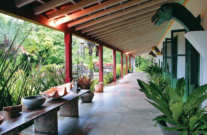 Nos 365 000 metros quadrados do terreno em Barra de Guaratiba, Burle Marx plantou inúmeras espécies de plantas. Em 1985, doou a propriedade e todo o acervo ao atual Instituto do Patrimônio Histórico e Artístico Nacional (Iphan).<br> Nos 365 000 metros quadrados do terreno em Barra de Guaratiba, Burle Marx plantou inúmeras espécies de plantas. Em 1985, doou a propriedade e todo o acervo ao atual Instituto do Patrimônio Histórico e Artístico Nacional (Iphan).<br>