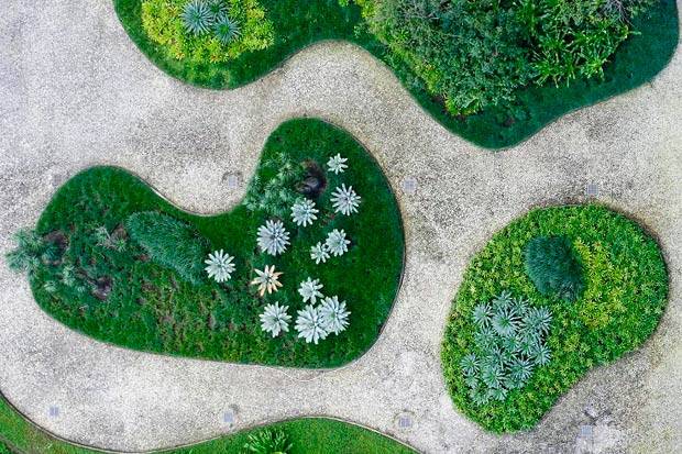 O terra&ccedil;o-jardim projetado na sede do ent&atilde;o Minist&eacute;rio da Educa&ccedil;&atilde;o e Cultura, no Centro, foi sua obra mais c&eacute;lebre, marco mo paisagismo brasileiro que o consagrou em 1947.<br>