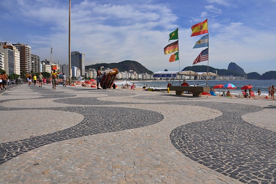 O desenho ondulado, inspirado nas ondas do mar, é de autoria de Burle Marx, que também projetou o canteiro central.<br> O desenho ondulado, inspirado nas ondas do mar, é de autoria de Burle Marx, que também projetou o canteiro central.<br>