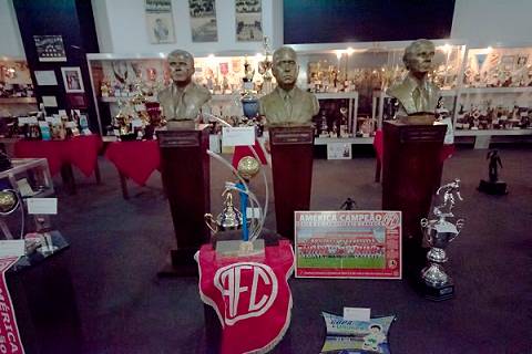 Fundado em 1904, o Am&eacute;rica Football Club guarda em sua sede trof&eacute;us que representam um passado de vit&oacute;rias dentro dos campos<br>