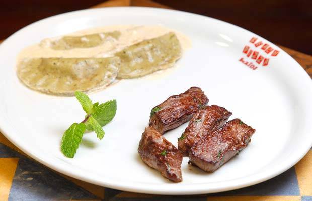 Raviole verde com tr&ecirc;s funghis e fil&eacute; mignon flambado no conhaque<br>