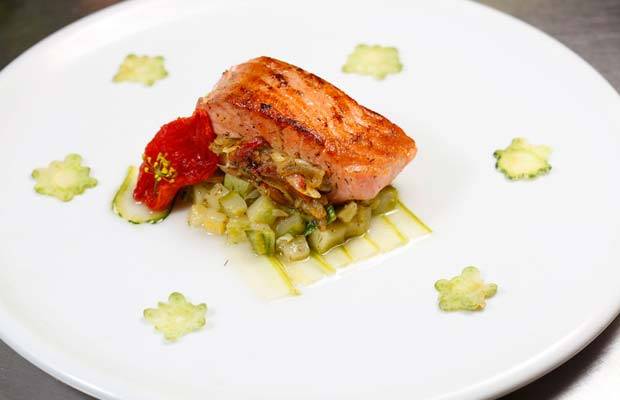 Salmon &agrave; la courguette: salm&atilde;o grelhado, recheado com cebola savora, echalot, tomates confits. Acompanha texturas de abobrinhas<br>