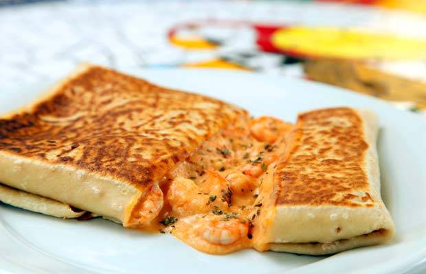 Crepe de camar&atilde;o ao molho catupiry, com estrag&atilde;o fresco, noz moscada e pimenta do reino<br>