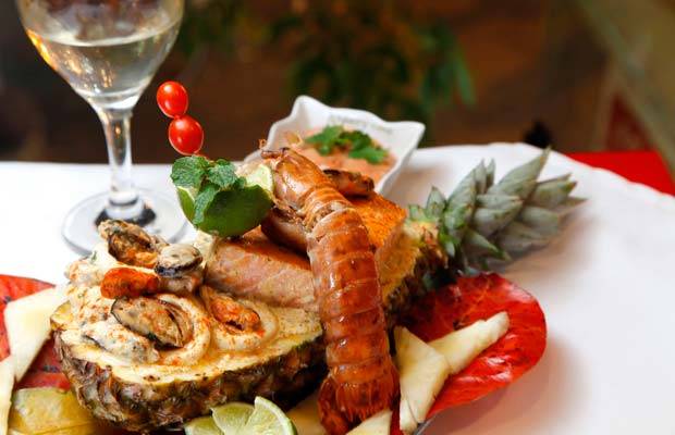 Salm&atilde;o vermelho grelhado ao estilo "Isla de Pascua", com molho de frutos do mar, acompanhado de abacaxi, banana e molho chileno<br>