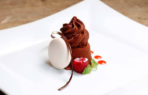 Combina&ccedil;&atilde;o de quatro chocolates, brasileiros e franceses: veludo de chocolate, cremoso de chocolate, mistura de pistolet de chocolate e bucle de chocolate. Acompanha macarron de am&ecirc;ndoa<br>
