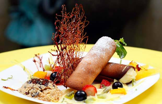 Cannoli de creme de patisserie ao Kirsch com sout&eacute; de frutas e farofa de caramelo<br>