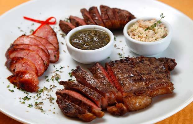 Mini churrasco don juan: picanha, contrafil&eacute;, bife de chorizo e lingui&ccedil;a. Tudo acompanhado por farofa com bacon e molho chimichurri.<br>