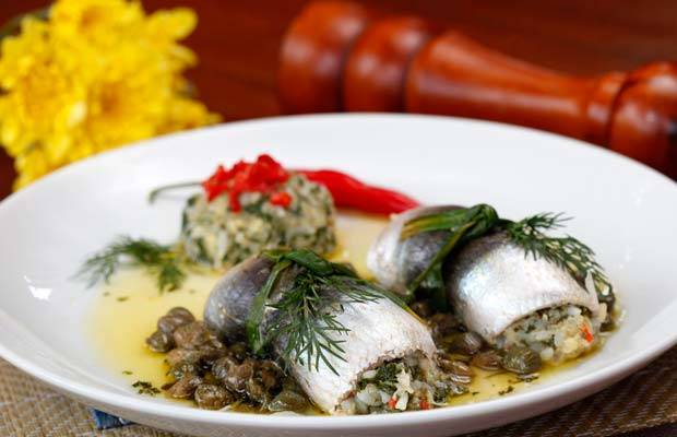 Sardinhas frescas cozidas no vapor, recheadas com arroz, ma&ccedil;&atilde; verde, espinafre, e molho de alcaparras<br>