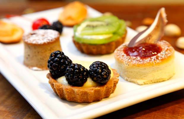 Gateau de voyage: duas madeleines ao mel, um mini savarin de pistache e am&ecirc;ndoas, um mini bolo de banana com nozes e uma mini tartalette de creme patissier e frutas<br>