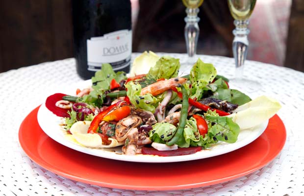 Salada de frutos do mar (polvo, lula, lagosta, mexilhão) e folhas frescas com mostarda e molho sakura com açúcar mascavo<br>