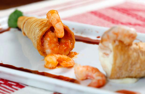 Camarão no canudo: canudo com camarão no molho de tomate e outro canudo no molho de requeijão<br> Camarão no canudo: canudo com camarão no molho de tomate e outro canudo no molho de requeijão<br>