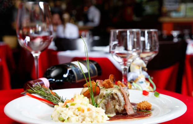 Fileto ao rossini: filé mignon, molho massala, queijo gruyére derretido e panchetas. Acompanha risoto de abobrinha<br> Fileto ao rossini: filé mignon, molho massala, queijo gruyére derretido e panchetas. Acompanha risoto de abobrinha<br>