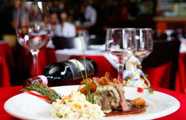 Fileto ao rossini: filé mignon, molho massala, queijo gruyére derretido e panchetas. Acompanha risoto de abobrinha<br> Fileto ao rossini: filé mignon, molho massala, queijo gruyére derretido e panchetas. Acompanha risoto de abobrinha<br>