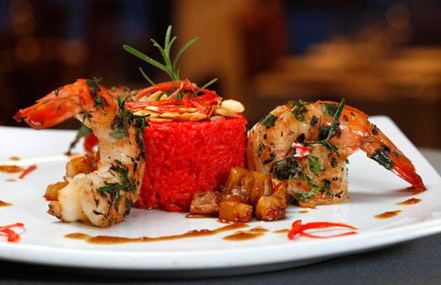 Camar&otilde;es em crosta de ervas com arroz de jasmim picante e chutney de abacaxi<br>