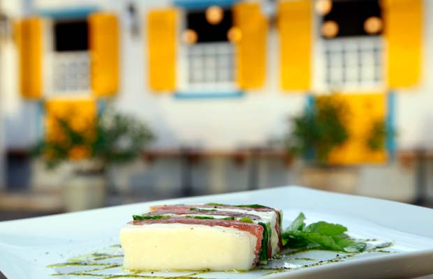 Terrine de mussarela de búfala, tomate confit e rúcula<br> Terrine de mussarela de búfala, tomate confit e rúcula<br>