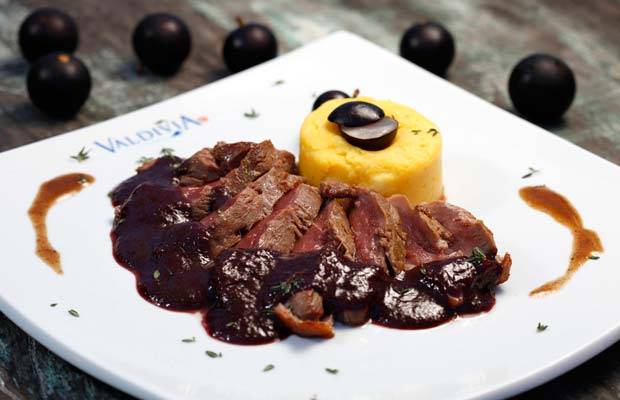 Magret de canard ao molho de jabuticaba com musseline de batata baroa e maçã verde<br> Magret de canard ao molho de jabuticaba com musseline de batata baroa e maçã verde<br>