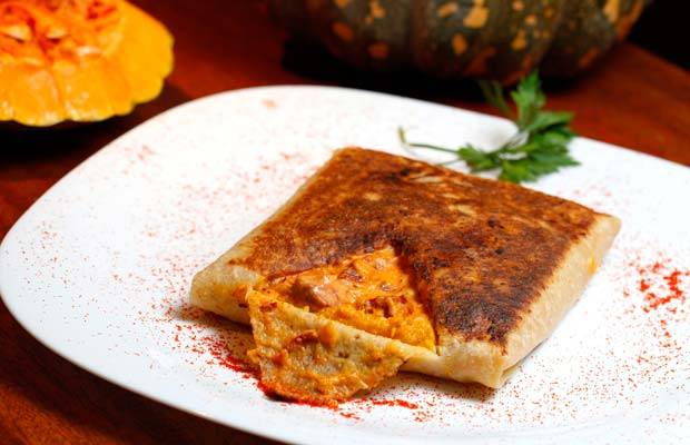 Crepe de estrogonofe de carne seca com pur&ecirc; de ab&oacute;bora e gorgonzola<br>
