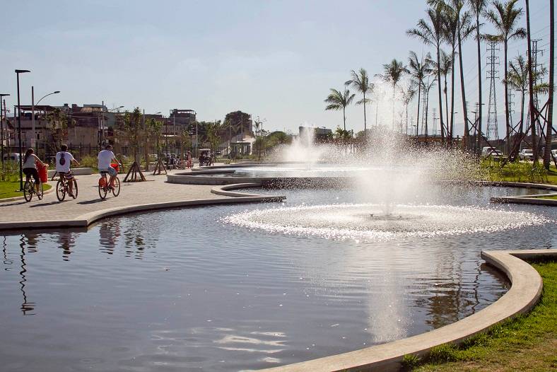 As fontes ajudam a tornar o ambiente mais fresco e o barulho das &aacute;guas consegue abafar o intenso burburinho do lado de fora<br>