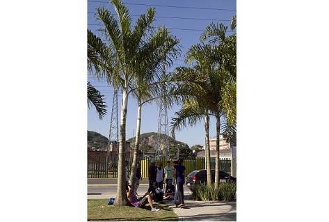 Com o sol escaldante, as poucas &aacute;reas sombreadas s&atilde;o disputadas<br>