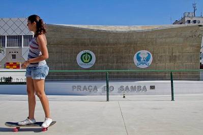 Reservado &agrave;s apresenta&ccedil;&otilde;es de bambas, tamb&eacute;m &eacute; utilizado por skatistas quando est&aacute; vazio<br>