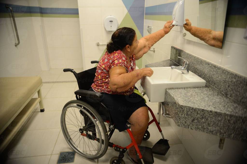 Casa reensina pacientes com deficiência a fazer tarefas cotidianas