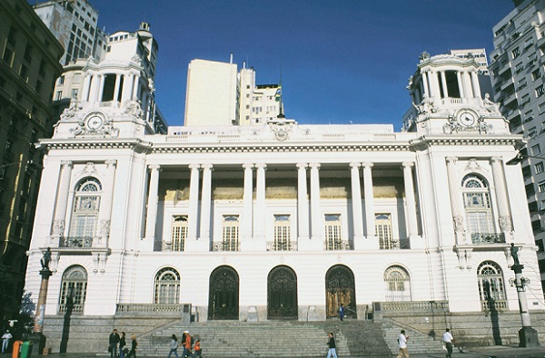 Vereadores votam abertura de impeachment de Crivella