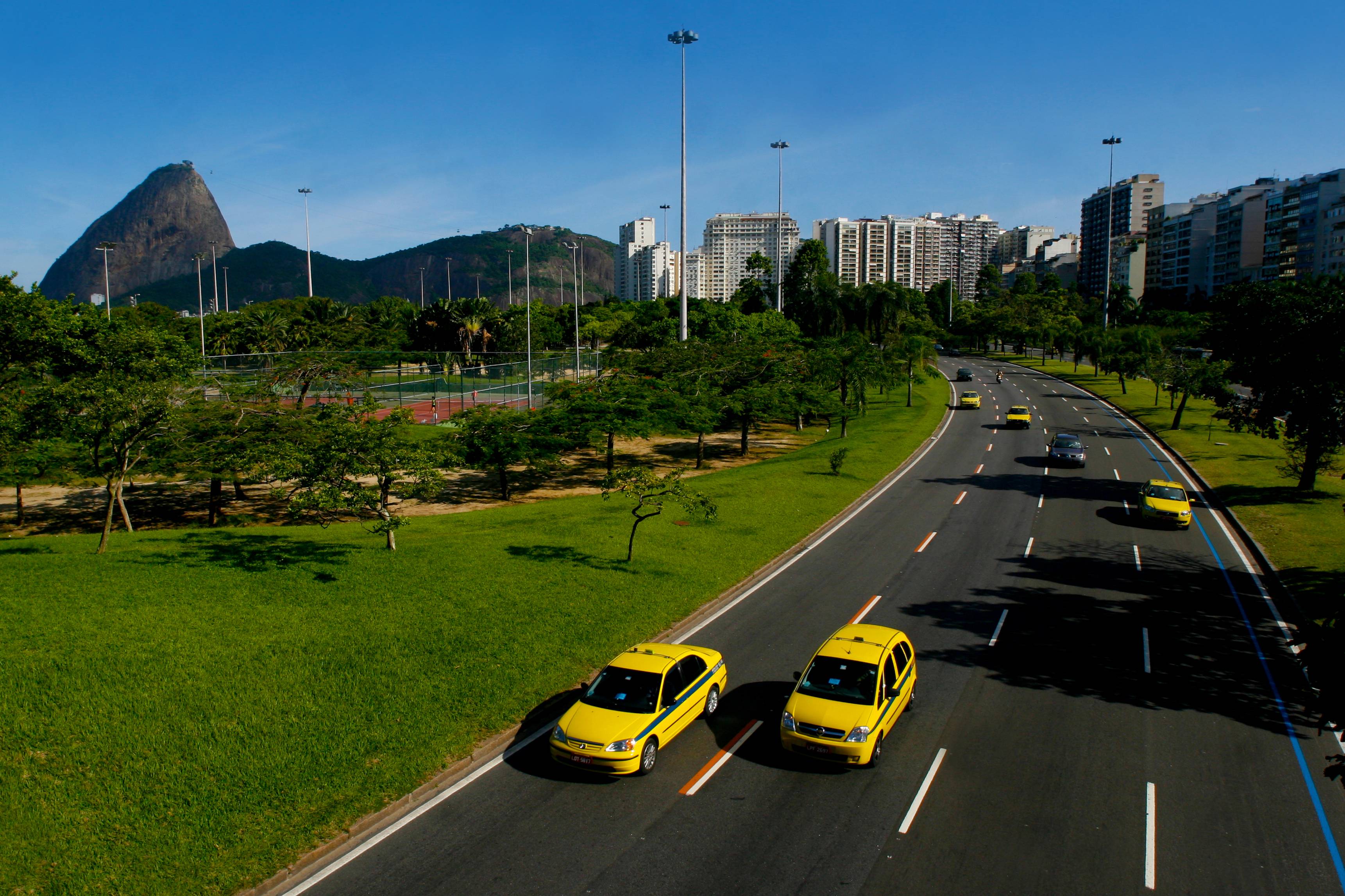 Taxistas começam a ajustar taxímetro com nova bandeirada