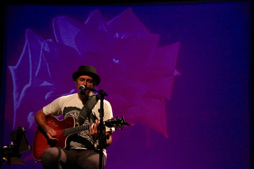 Leoni se apresenta no New York City Center nesta terça (27)