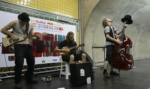Festival leva músicos estrangeiros às estações de metrô do Rio