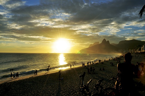 O Pôr-do-sol na Praia de Ipanema O Pôr-do-sol na Praia de Ipanema