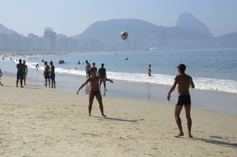 A altinha é passatempo carioca à beira-mar A altinha é passatempo carioca à beira-mar