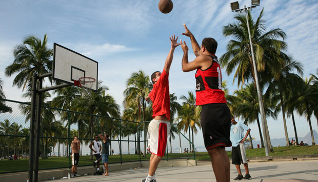 Cariocas aproveitam os equipamentos esportivos do Aterro do Flamengo Cariocas aproveitam os equipamentos esportivos do Aterro do Flamengo