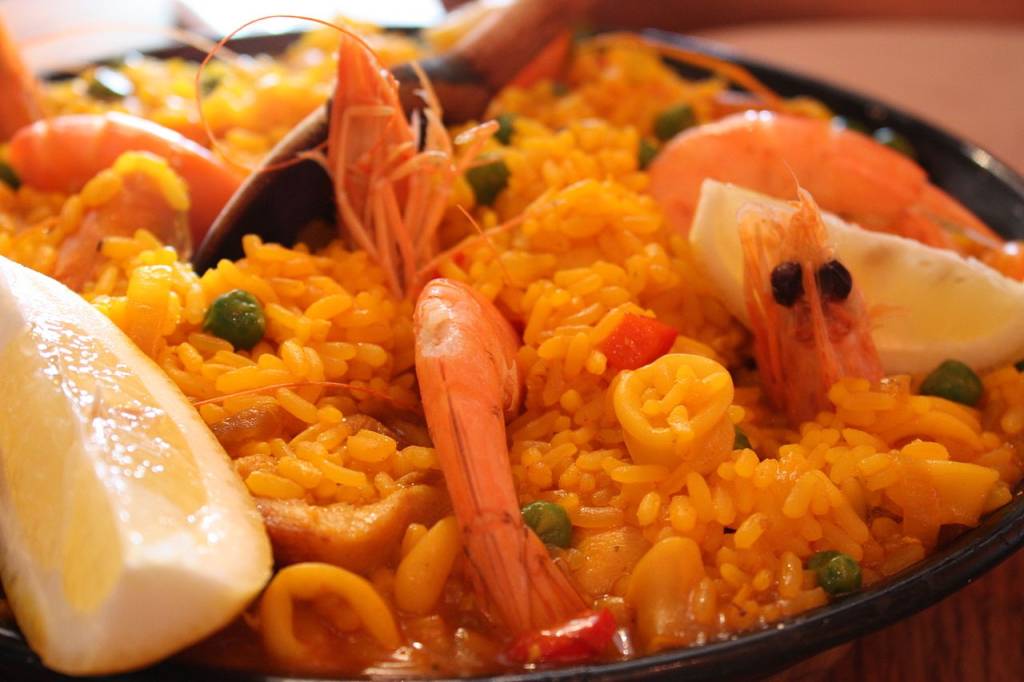 Chef Jan Santos prepara paellas em evento beneficente na Lagoa
