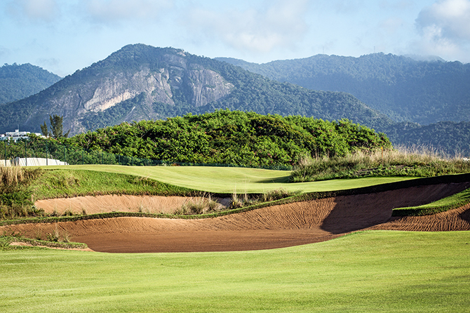 Cercado de polêmica, campo de golfe olímpico vira oásis verde na Barra