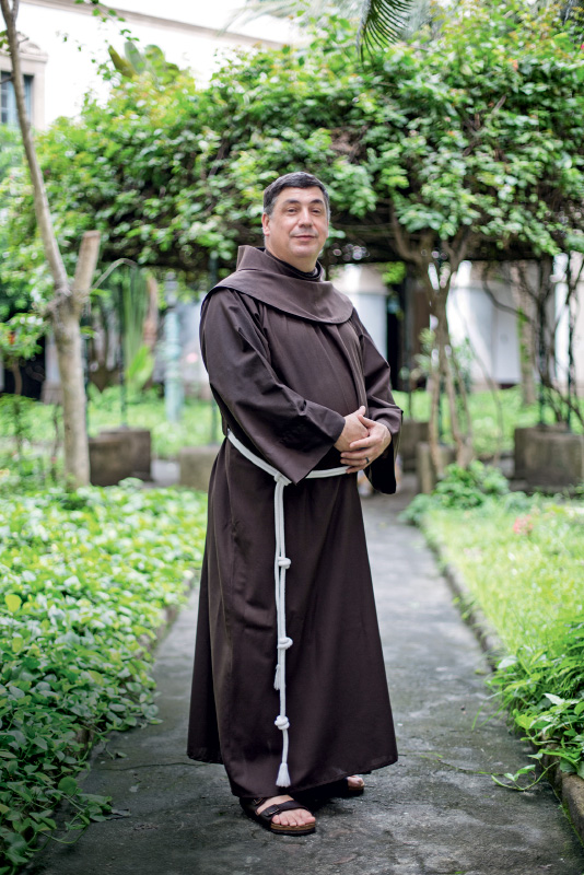Benção reúne fiéis na hora do almoço em santuário no Centro da cidade