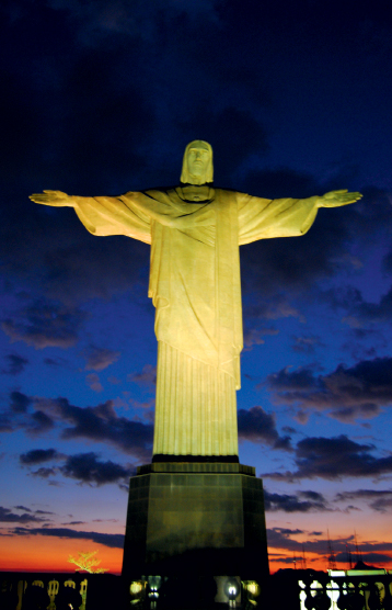 Cristo é iluminado em homenagem ao Novembro Azul