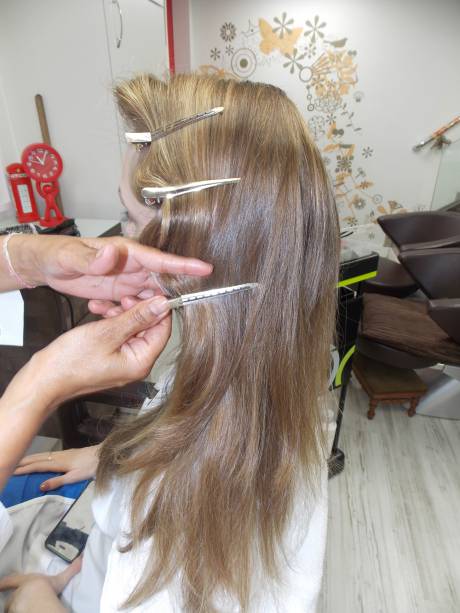 4 - Modele a franja e a lateral com spray para, em seguida, prender a lateral com clips e conseguir o efeito de ondas