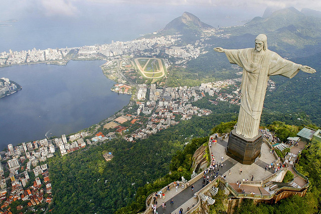 Câmera na cabeça do Cristo Redentor fotografa visitantes