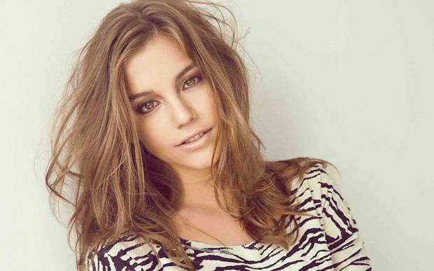 Alice Wegmann comenta sua estreia como protagonista na TV