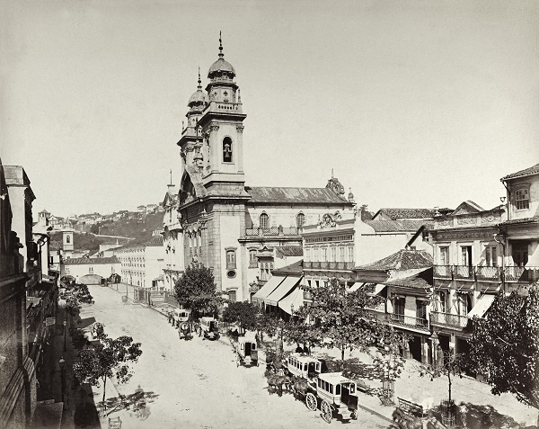 Rua Primeiro de Março, por Georges Leuzinger (sem data). Não há registro da data da foto, mas é provável que tenha sido feita quando a via ainda se chamava Rua Direita. É possível ver veículos puxados por cavalo e a Igreja da Ordem Terceira do Carmo