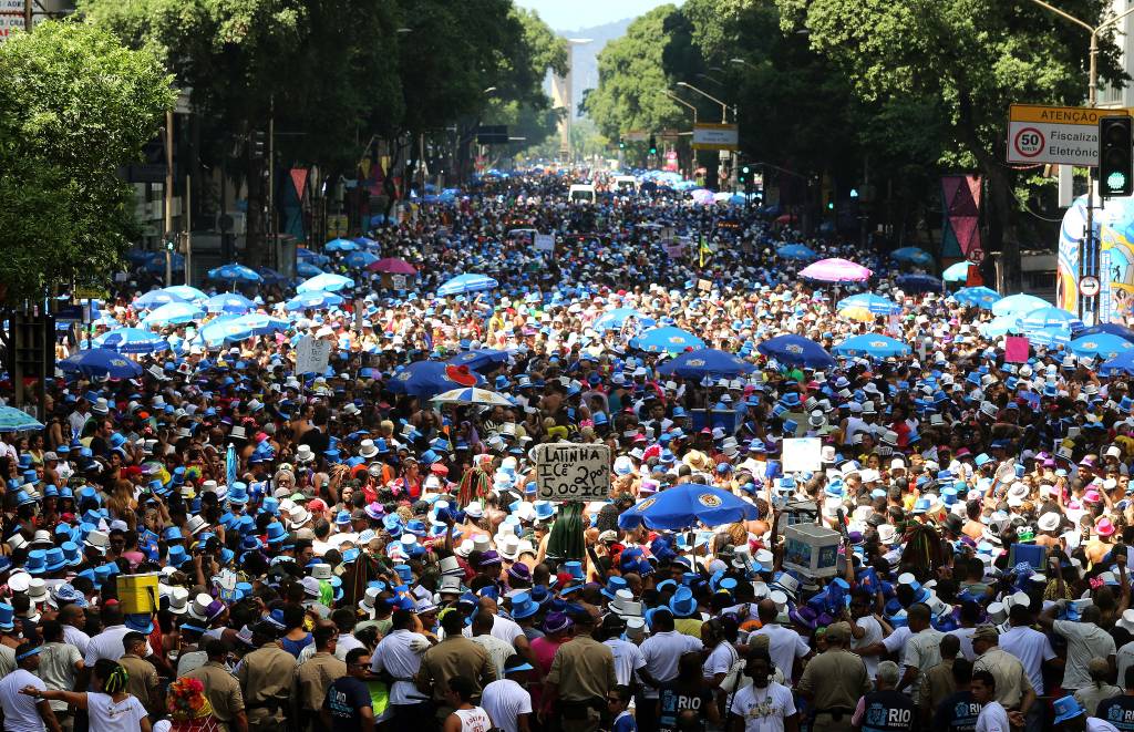 35 blocos desfilam neste fim de semana