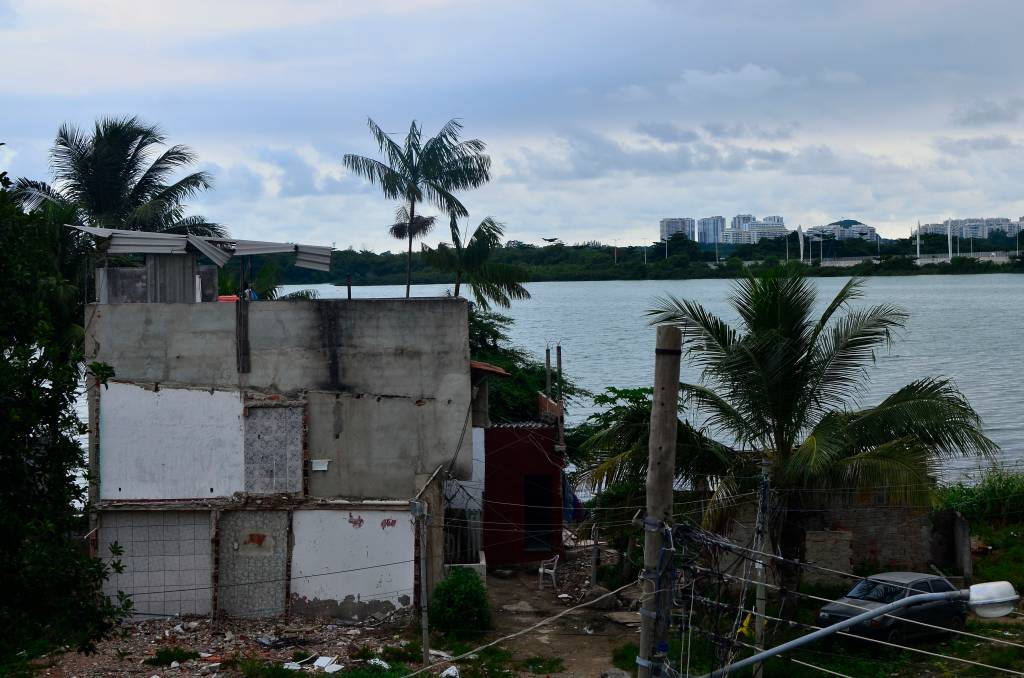 Prefeitura do Rio derruba prédio na Vila Autódromo