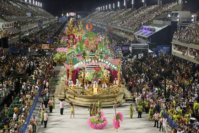 Prefeitura divulga preços de táxis executivos do Sambódromo