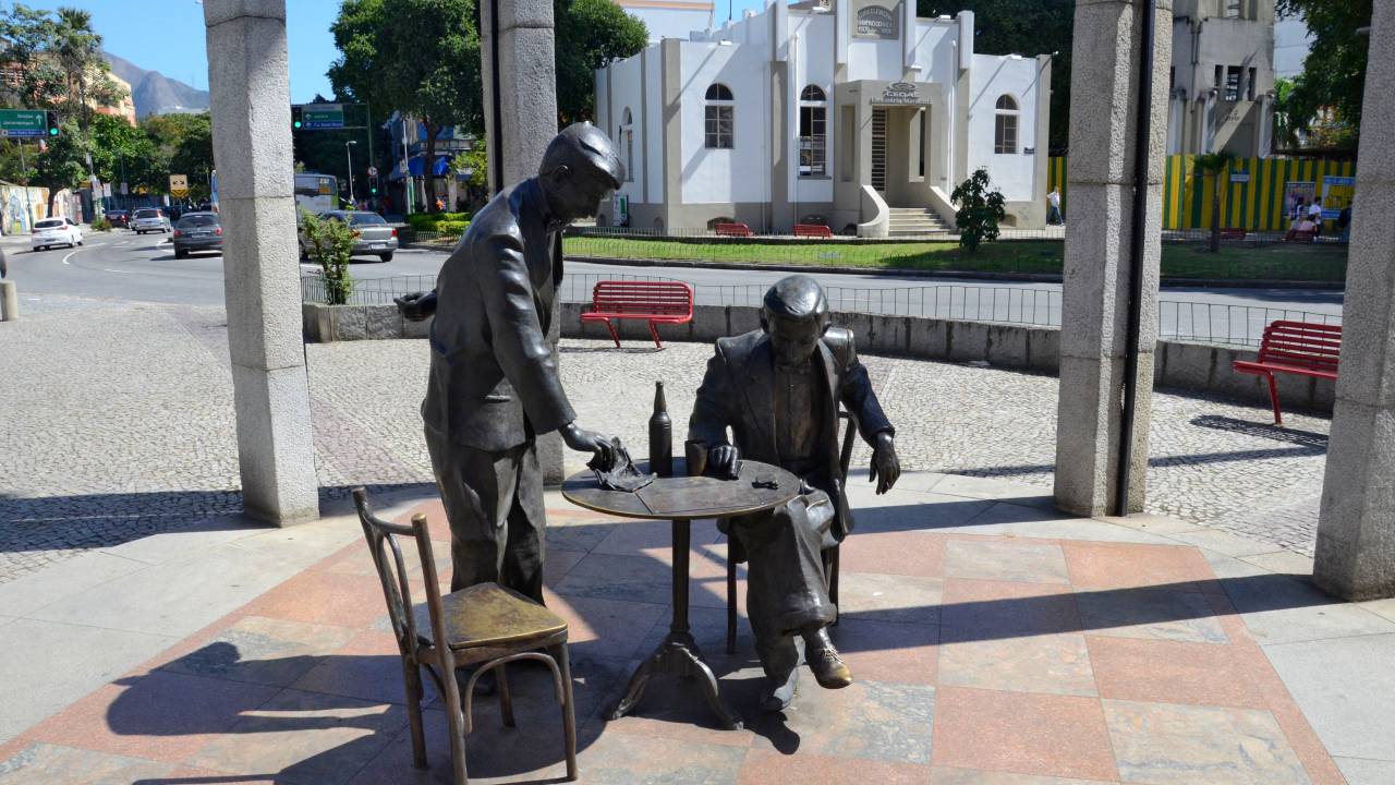 Estatua-de-bronze-Noel-Rosa-Vila-Isabel